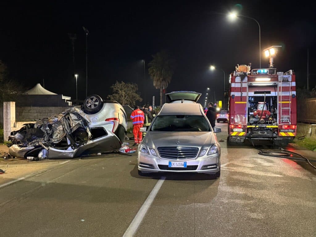 Terribile impatto tra una Scenic e una Maserati: muore un uomo