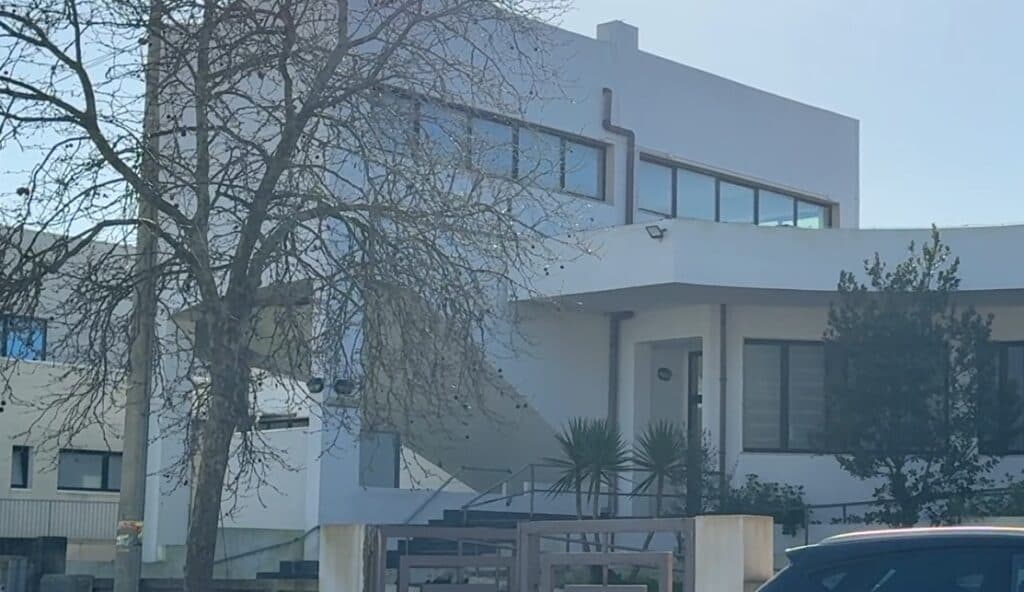Atti vandalici e furto nella scuola media di Collemeto