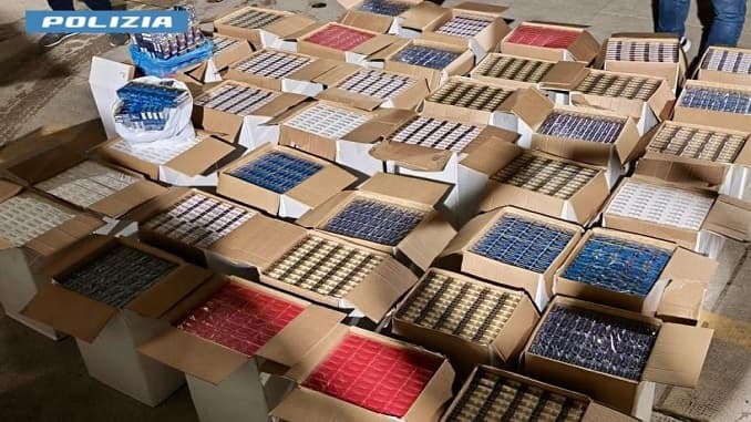 Trasportava oltre 256 kg di sigarette di contrabbando: arrestato 21enne