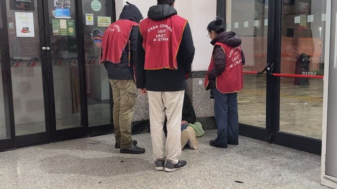 Conforto e ascolto: una notte con l'Unità di strada tra i senzatetto