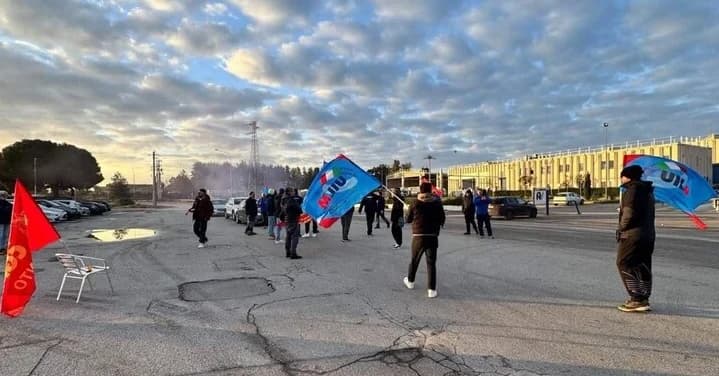 Taranto, Vestas Italia: i lavoratori occupano le strade adiacenti allo stabilimento