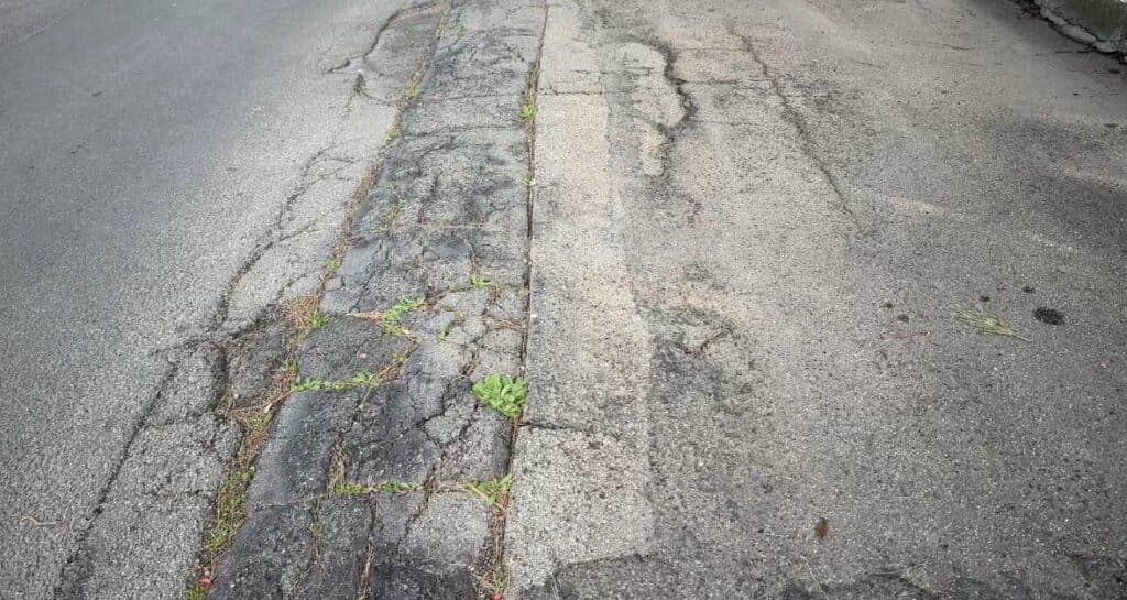 Asfalto-trappola in viale Roma: un pericolo per pedoni e automobilisti