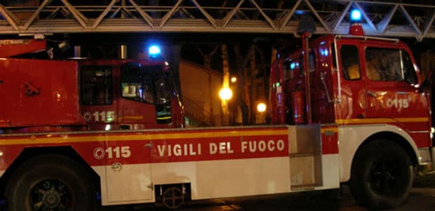 Due auto in fiamme a distanza di poche ore, autore immortalato dalle telecamere