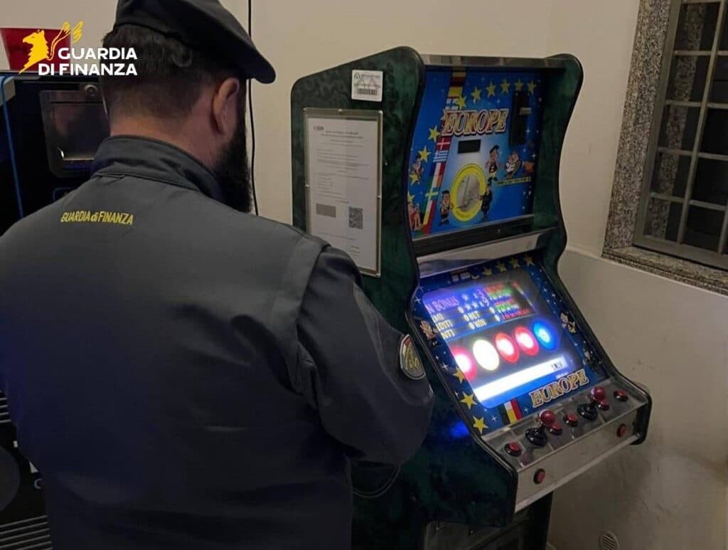 Scoperti apparecchi da gioco manomessi a Melissano: sequestri e maxi sanzioni in una sala giochi
