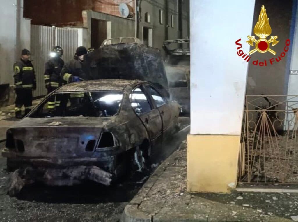 Neviano, incendio nella notte: tre auto distrutte e danni a un’abitazione