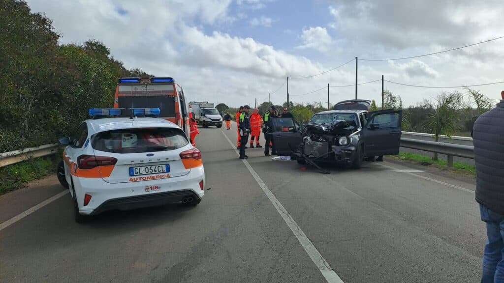 Auto contro camion dei rifiuti: muore donna di 41 anni