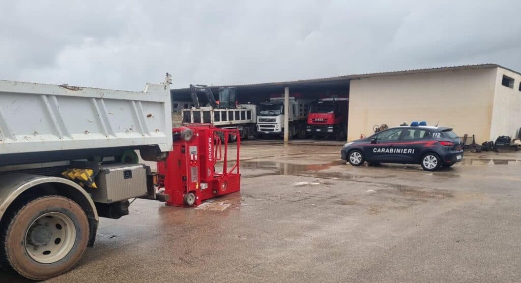 Incidente sul lavoro, non ce l'ha fatta il 22enne schiacciato dall'elevatore