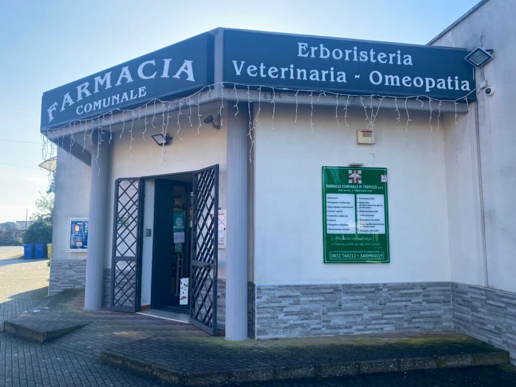 Trepuzzi, rapinatore in azione nella farmacia comunale: in fuga con 400 euro