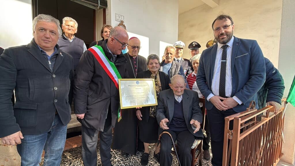 Il riconoscimento dell'ANEI a Salvatore Serafino Orlando: la prima tessera d'onore a 103 anni