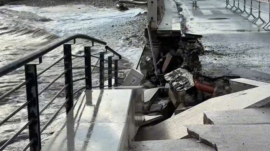 Maltempo, crolla un tratto del waterfront a Torre a Mare a Bari: danni al lungomare