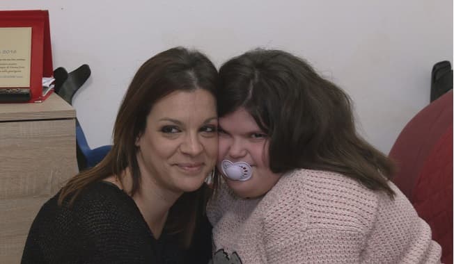 Mia, 11anni, affetta da una malattia rara: “Tante spese, ma non ci arrendiamo”