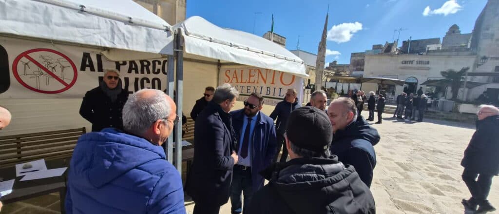 A Martano la raccolta firme per dire “no” al mega parco eolico
