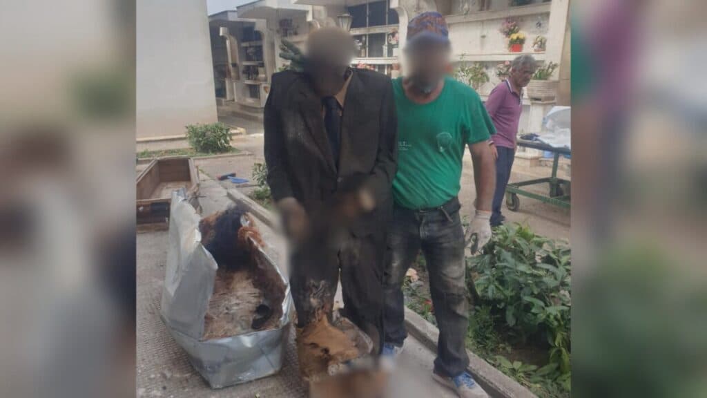Selfie con cadavere al cimitero: condannato 58enne per vilipendio