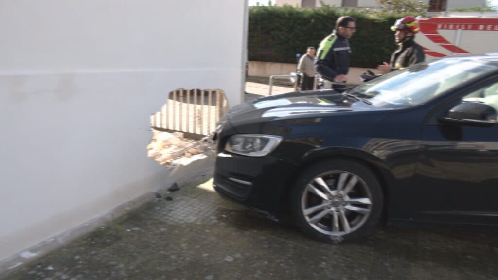 Fuori strada con l'auto: abbatte semaforo e sfonda muro