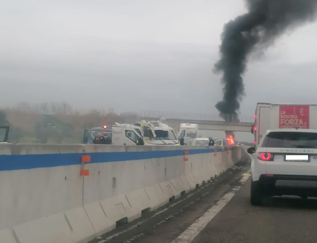 Assalto al portavalori sulla Brindisi–Lecce: camion in fiamme all'altezza di Tuturano. Due fermi