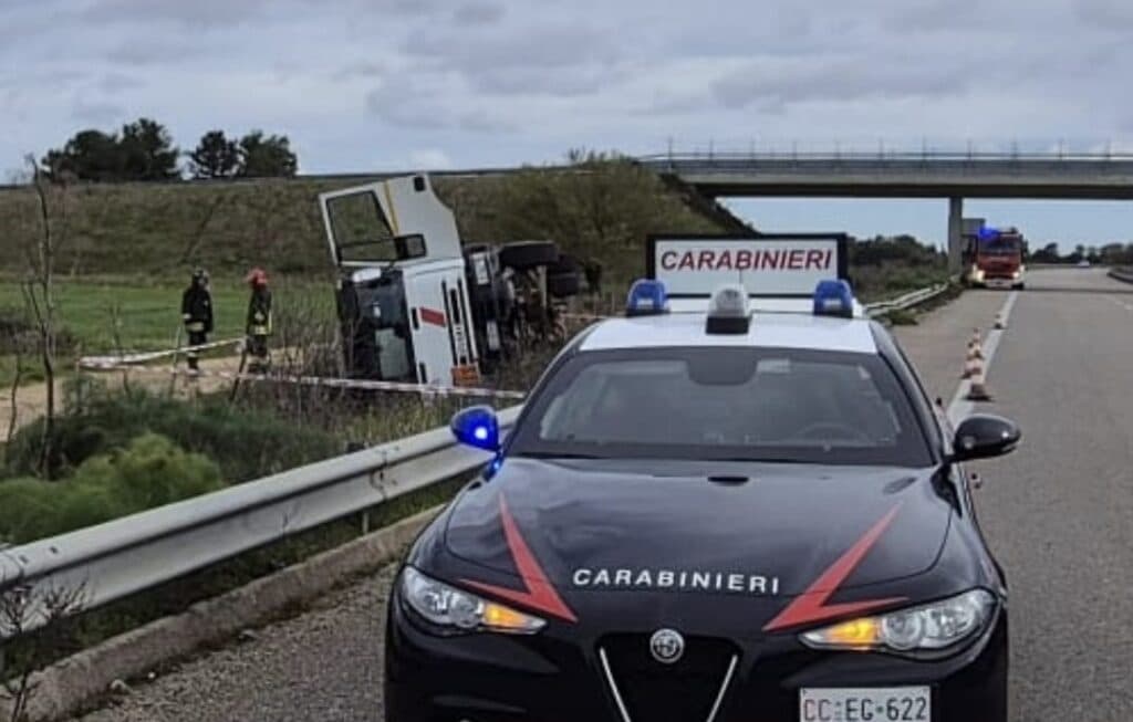 Camion cisterna carico di GPL si ribalta sulla Sp 367 a Soleto: ferito l’autista