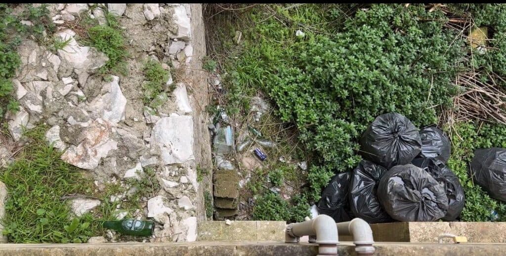 Chiesa del Carmine, il fossato trasformato in una mini discarica