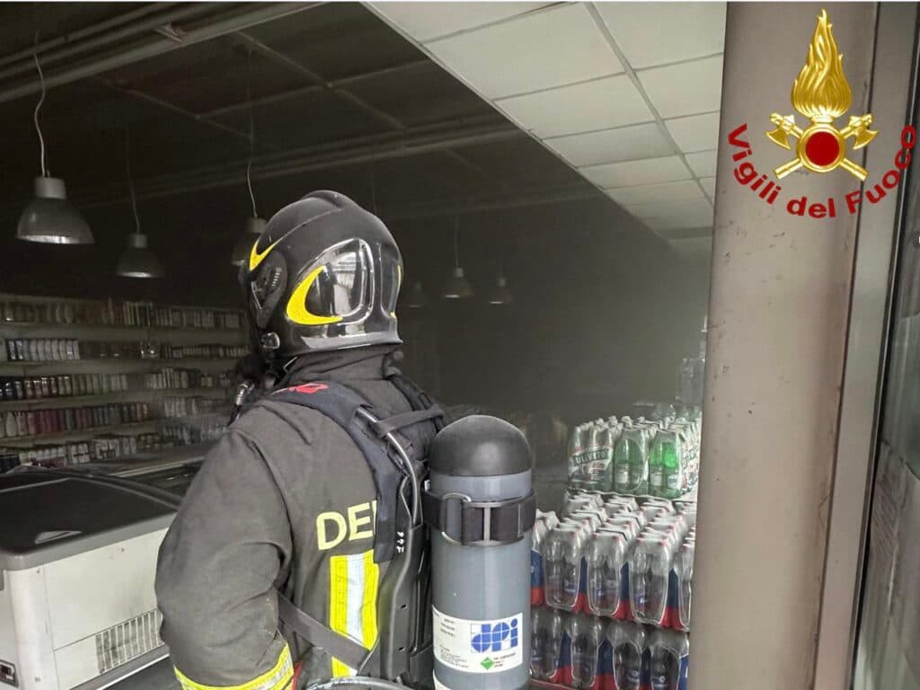 Paura in mattinata a Lecce: incendio nel supermercato del centro commerciale