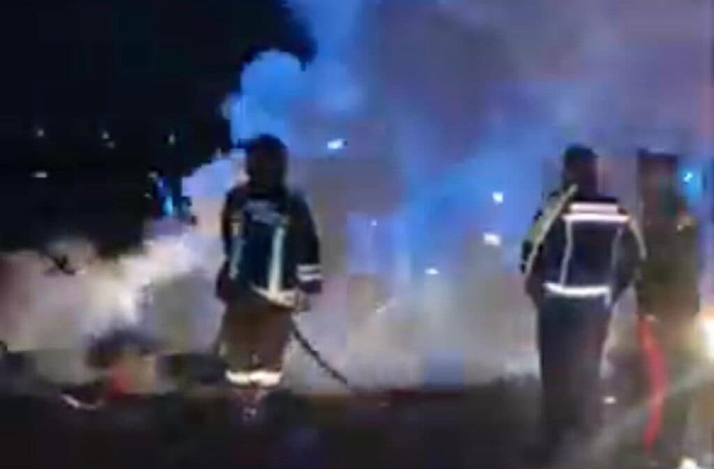 Frontale tra moto e auto, mezzi in fiamme: 46enne in gravi condizioni