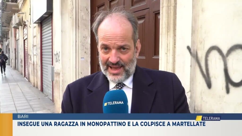 Insegue una ragazza in monopattino e la colpisce a martellate