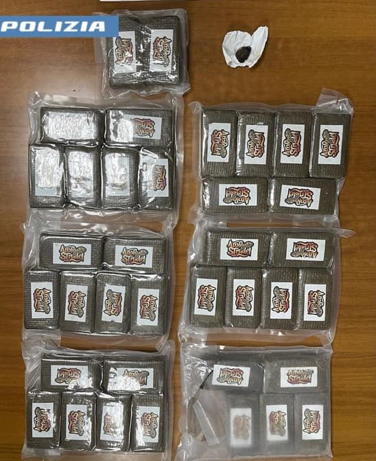 Taranto, in auto con oltre 3 chili e mezzo di droga: arrestati due giovanissimi