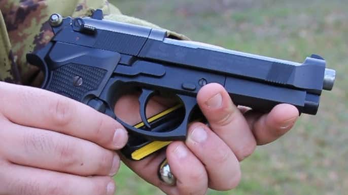 Sud Salento, 13enne in classe con pistola soft air. Denunciato il padre