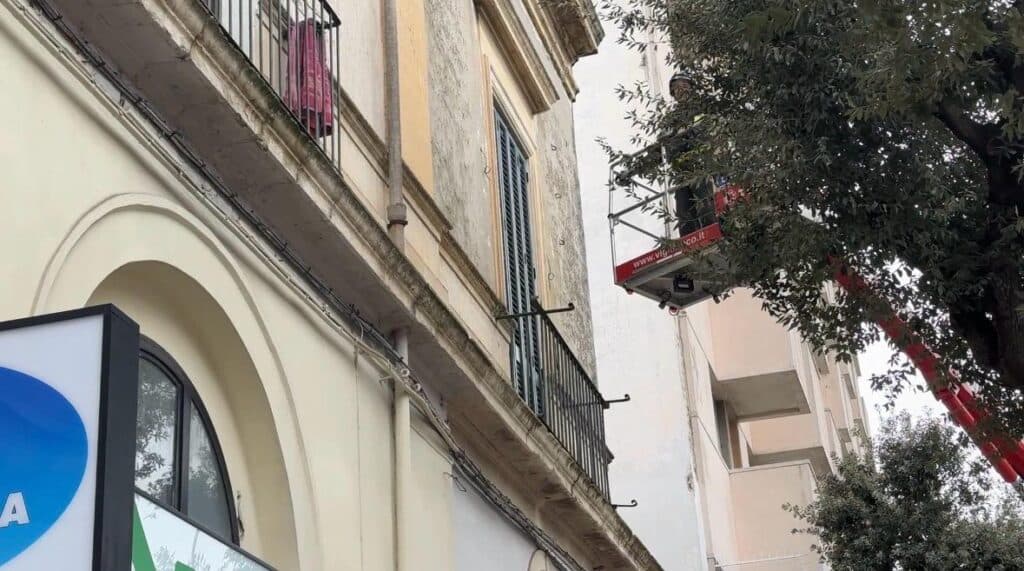 Cadono calcinacci da un cornicione, intervento dei Vigili del Fuoco