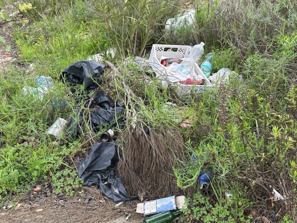 Superstrada Lecce-Maglie, una discarica a cielo aperto davanti alla rotatoria