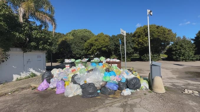 Giardini di Atena invasi da cumuli di rifiuti: "A rischio la nostra salute"