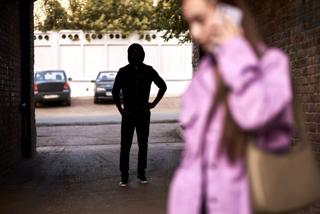 Si invaghisce della prof e la perseguita: scatta il divieto di avvicinamento