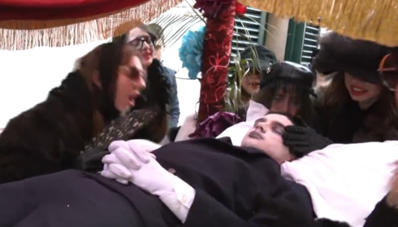 L'addio del Carnevale in corte funebre: è morto "lu Titoru"