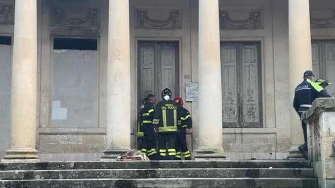 Paura in città: incendio al Monumento dei Caduti