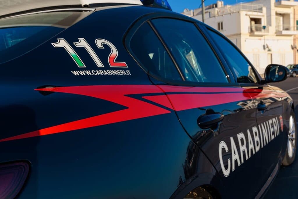 Tentano di rubare un’auto nel parcheggio del centro commerciale: un arresto
