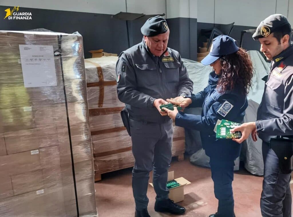 False candele “Made in Italy” sequestrate al porto di Bari