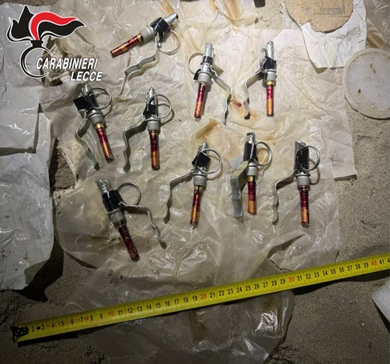Detonatori sulla spiaggia di San Foca: scoperta schock sul litorale