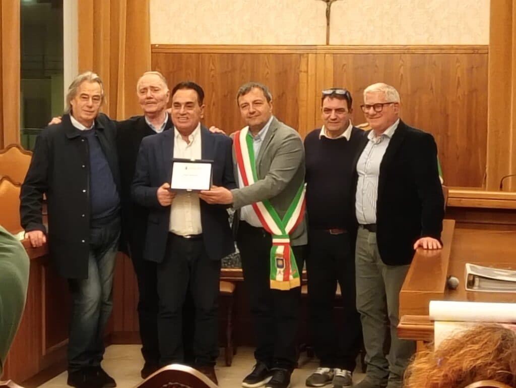 L'artista Sergio Mandorino dona un'opera al Comune di Calimera
