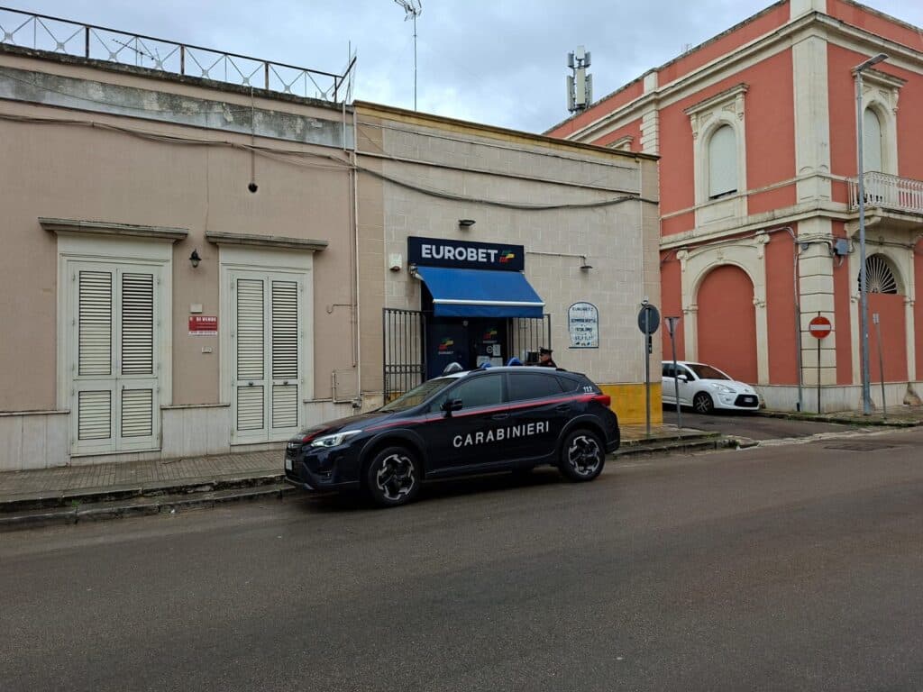 Trepuzzi, rapina al centro scommesse: malviventi fuggono con l’incasso