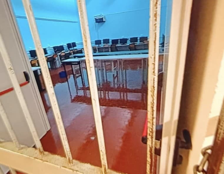 Piove nel “Fermi” di Lecce: la denuncia degli studenti