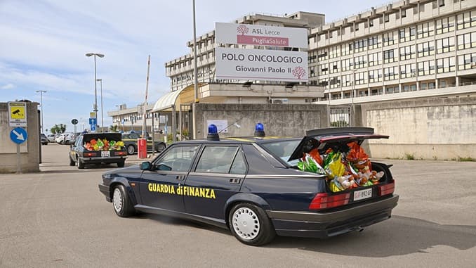 Scuderia Alfisti Giallo-Verdi e Guardia di Finanza portano il sorriso al Polo Oncologico
