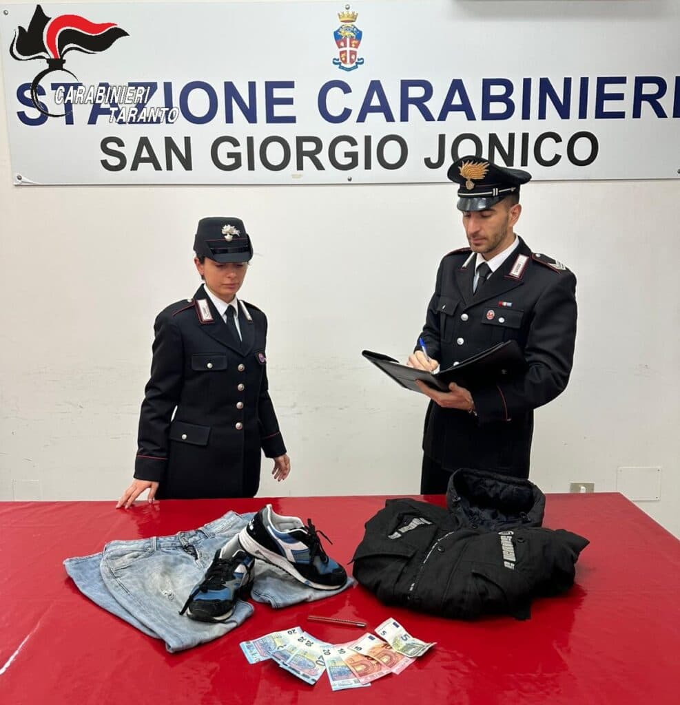 Carosino: minaccia la cassiera con un taglierino e rapina un supermercato