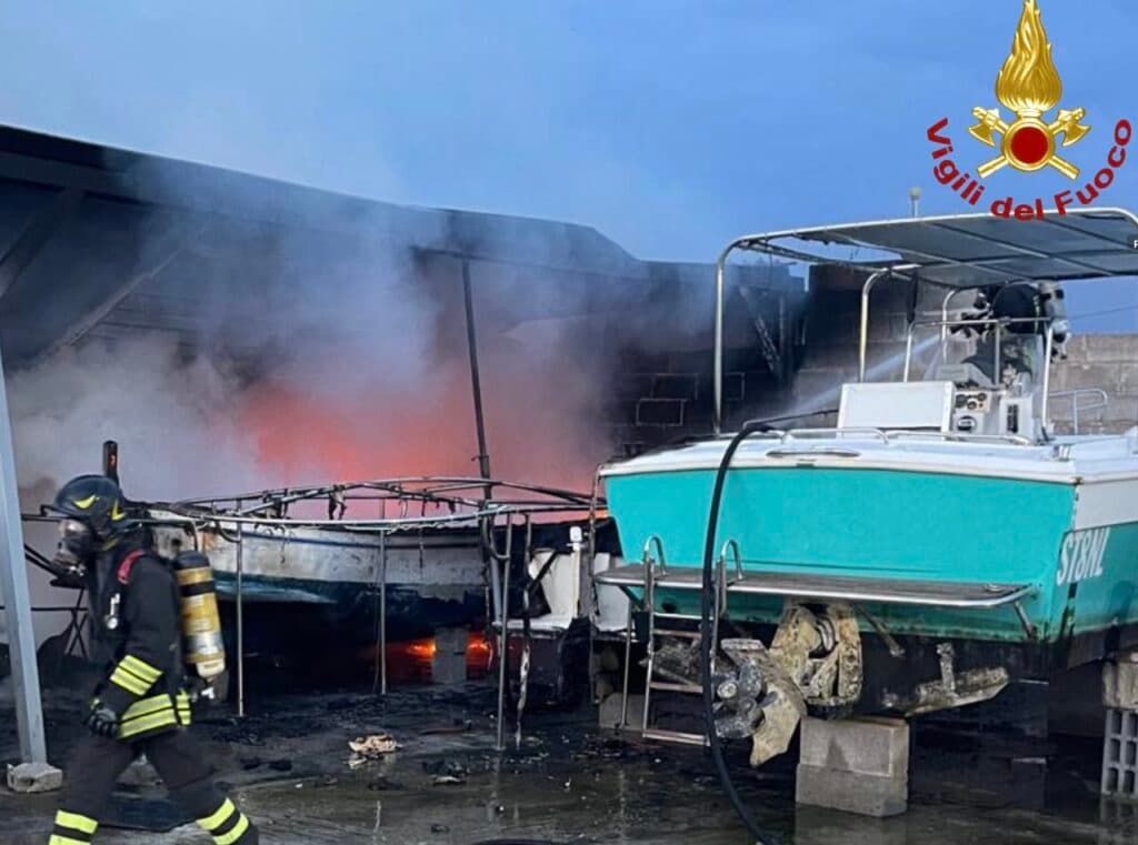 Incendio all'alba in un cantiere nautico di Gallipoli: distrutte nove imbarcazioni
