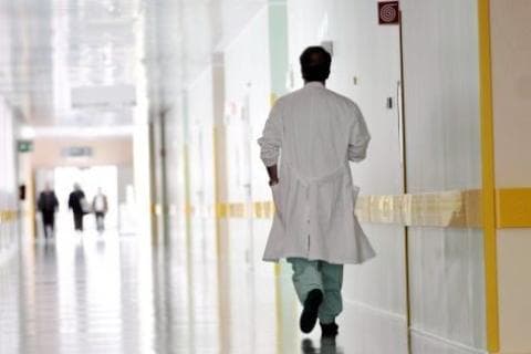 Sanità, visite private non autorizzate: medico e infermiera ai domiciliari