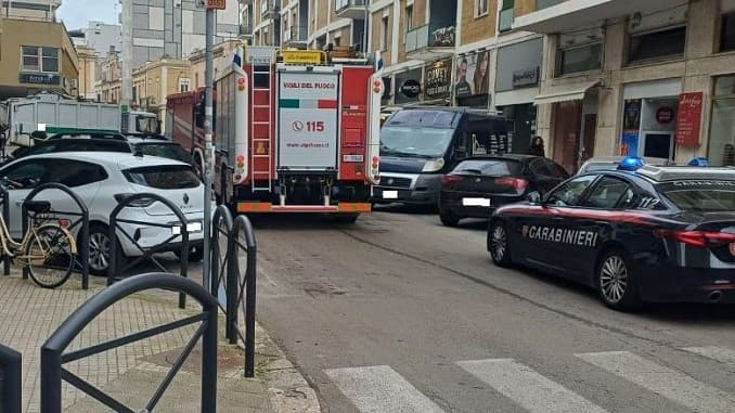 Autocompattatore prende fuoco: paura in città