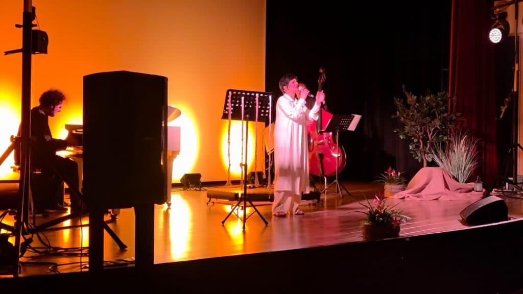 Il coraggio della luce: a Leverano la vita di Chiara d’Assisi prende vita sul palco