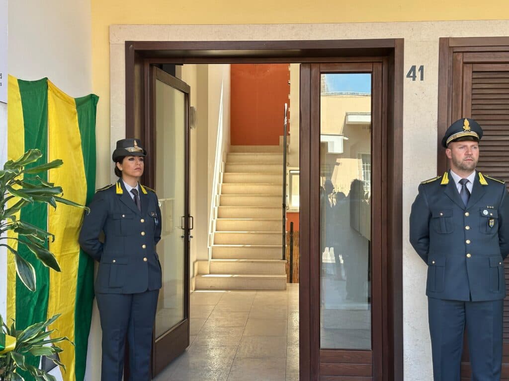 Consegnati alla Guardia di Finanza due alloggi confiscati alla mafia: “Legalità ristabilita”