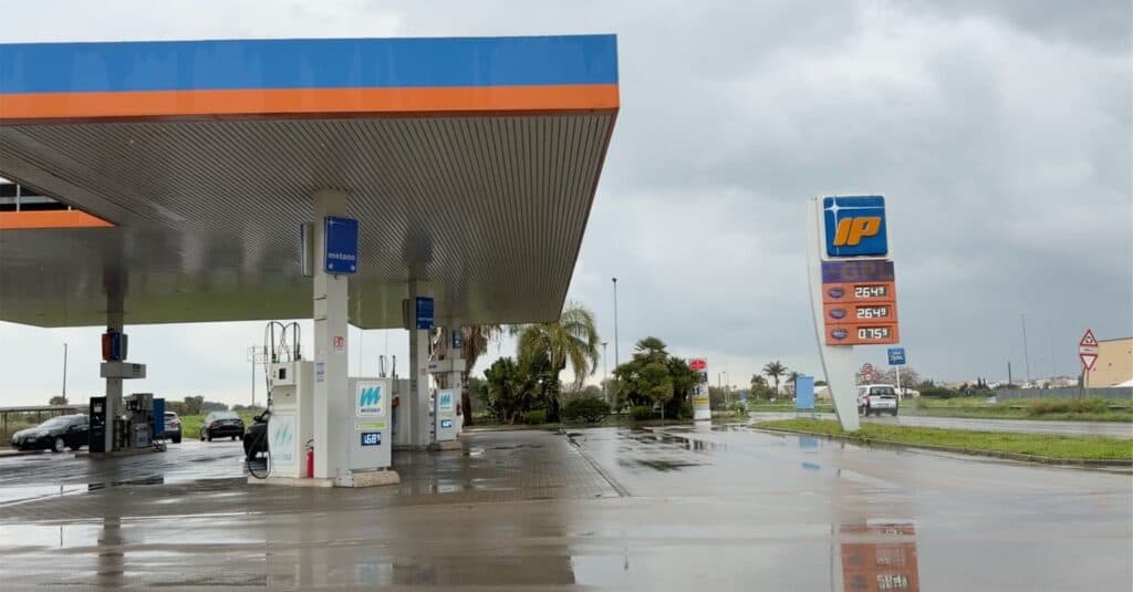 Volano i prezzi del carburante: 2.649 per diesel e benzina