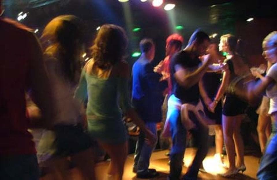 18enne denuncia: “violentata all'uscita della discoteca”. A processo un 23enne