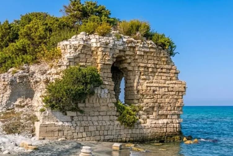 Erosione costiera, nuovo crollo alla torre Fiumicelli di Otranto