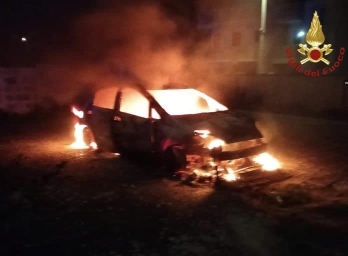 Notte di incendi nel leccese: in fiamme un archivio e un’auto