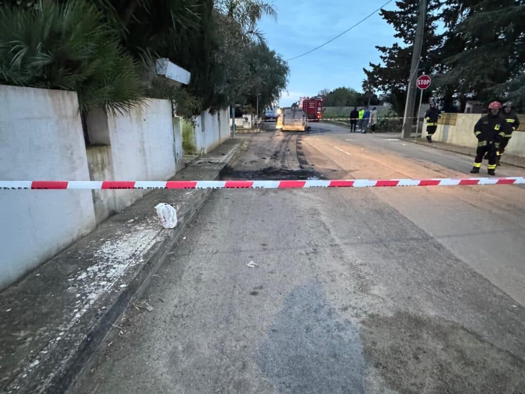 Furgone in fiamme nella notte a Salve: sotto il veicolo spunta un ordigno